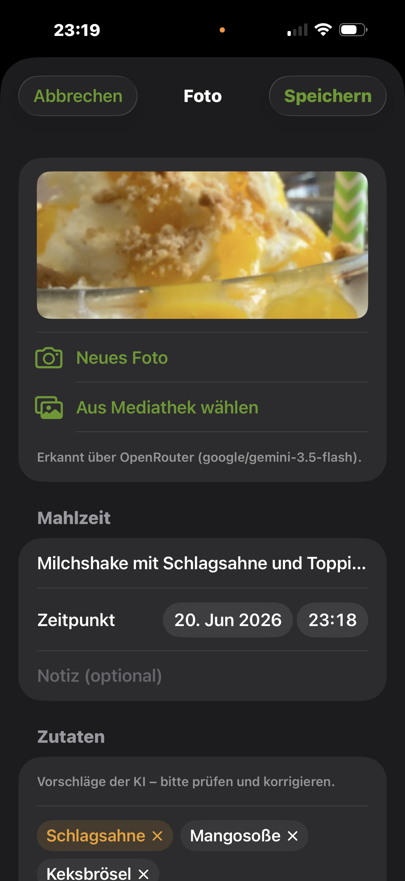Erfassungs-Detail: Foto eines Gerichts, von der KI erkannte Zutaten als prüfbare Chips, Zeitpunkt und Notizfeld.
